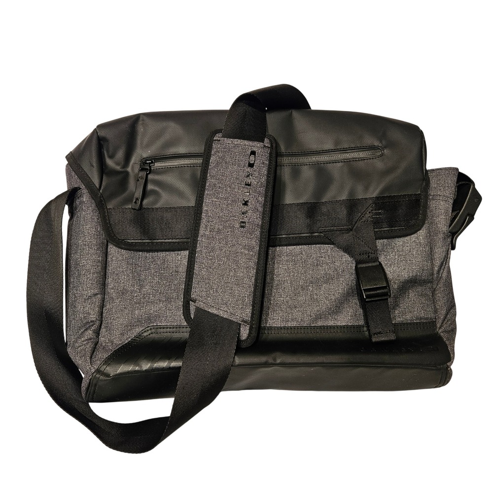 Oakley Halifax Courier Messenger Bag Black Padded Strap Buckle Closure Utility